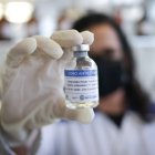 Una científica del Instituto Vital Brazil muestra el suero anticovid-19 desarrollado a partir de plasma de caballos, el 26 de abril de 2021 en Niterói (Brasil).