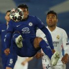 Thiago Silva, del Chelsea, rechaza el balón ante el asedio de Casemiro, volante madridista.