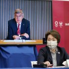 El presidente del Comité Olímpico Internacional (COI), Thomas Bach pronuncia un discurso de apertura mientras la presidenta del Comité Organizador de Tokio 2020, Seiko Hashimoto, escucha.