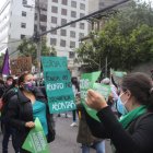 Activista a favor del aborto por violación protestan en las afueras de la Corte Constitucional.
