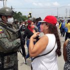 Familiares de internos exigen respuestas en las afueras de la Penitenciaría.