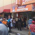 Instante en el que llegó la Policía a uno de los negocios afectados.