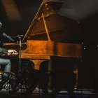 Aunque admite que la guitarra es un instrumento más práctico, sostiene que es en el piano donde escribe casi todas sus canciones.