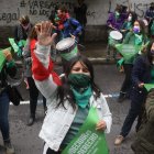 Grupos feministas llegaron hasta los exteriores de la Corte Constitucional en Quito.