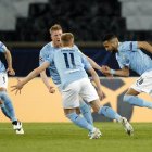 Riyad Mahrez (derecha) celebra el segundo gol del City ante el PSG, en el Parque de los Príncipes.