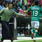 Ángel Mena (13), junto a Ignacio Ambriz, quien dejará al León cuando termine la temporada.