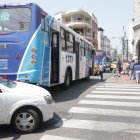 Infracción. En Colón y García Avilés, un bus bloquea el paso cebra. Esta escena es común en el sector, a diario, denuncian.