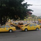 Decenas de taxistas de la cooperativa 4 de Abril se reúnen en la avenida Barcelona para en caravana ir hasta la ATM