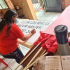 La dirigente sindical, Virginia Pinela, pinta uno de los carteles para la movilización de mañana, 30 de abril.