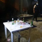 Un policía observa el lugar donde se desarrolló la farra clandestina.