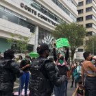 Decisión. Colectivos feministas apostados ante la Corte Constitucional mientras aborda la causa del aborto por violación.