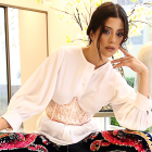 Adriana acepta que, hoy, más atrevida, madura y empoderada, apuesta por la extravagancia en el vestir.