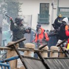 Manifestantes se enfrentan con agentes de Policía durante una protesta el 28 de abril de 2021, en la Plaza de Bolívar de Bogotá.