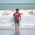 Jonathan Zambrano, más conocido como el Gato Chila, disfruta todos sus momentos en el agua, no en vano ha hecho del surf su estilo de vida.