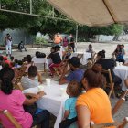 Un grupo de niños migrantes se divierte con la actuación de un payaso, en el albergue Jesús el Buen Pastor,