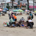 Los vendedores de artesanías y las personas que trenzan el cabello de las bañistas también pudieron tener ingresos, aunque mínimos, en estos días.