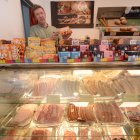 Holger Strahl, propietario del lugar, elabora a mano ocho tipos de tradicionales salchichas alemanas.