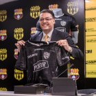 El presidente de Barcelona, Carlos Alfaro Moreno, muestra la camiseta especial por los 96 años
