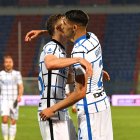 Achraf Hakimi (derecha) celebra después de poner el 2-0 y liquidar el pleito ante el Crotone.