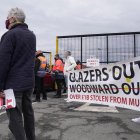 Los aficionados mostraron carteles en protesta por el manejo del equipo durante los últimos años.