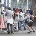 Manifestantes se enfrentan a las autoridades en las protestas contra la reforma tributaria convocadas por las centrales obreras, hoy en Medellín (Colombia). Miles de colombianos salieron hoy a las calles del país con arengas, bailes y música para rechazar el proyecto de reforma fiscal presentado por el Gobierno del presidente Iván Duque, en una jornada multitudinaria que avanza de manera pacífica, con excepción de Cali, Bogotá y Medellín donde han ocurrido desórdenes y saqueos. EFE/Luis Eduardo Noriega A. Protestas en la ciudad colombiana de Medellín contra la reforma tributaria