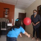 Terapia física. Evelyn Lozano realiza ejercicios físicos con su hija Sofía, quien tiene síndrome de Down. Por las clases virtuales se ha vuelto su terapista.  2. Música. Josué Mieles es un joven no vidente y tiene autismo. Su mamá, Nancy Mite, sin ser profesora y sin saber de música, le indica que cuerdas debe hacer sonar y los acordes.