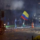 Imagen 1 de mayo. Integrantes del Escuadrón Móvil Antidisturbios (ESMAD) se enfrentan a manifestantes que llegan al barrio donde tiene su residencia el presidente de Colombia Iván Duque.
