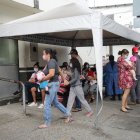 Los padres de familia buscan vacunas para los niños, como la pentavalente que está escasa a varios dispensarios del Ministerio de Salud.