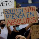 Diversas organizaciones de la sociedad civil se manifiestan en contra de la destitución de magistrados. Los manifestantes han alzando su voz por lo que consideran una "dictadura" por parte del presidente de El Salvador, Nayib Bukele.