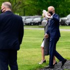 La primera dama Jill Biden caminan para abordar el Marine One.