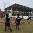 La droga incautada fue mostrada a la prensa.