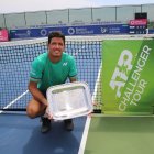 El tenista ecuatoriano sosteniendo el plato que lo acredita como monarca del torneo que disputó en la provincia de Santa Elena.