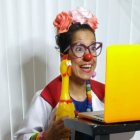 Los voluntarios de la fundación se conectan cada fin de semana con su público.