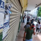 Comercio. En las calles Chile y Manabí una bodega clandestina se mantiene cerrada desde que fue clausurada.