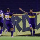 Carlos Tevez (10), delantero de Boca Juniors, celebra luego de marcar un gol contra Santos durante un partido de la jornada 2 del Grupo C de la Copa Libertadores.
