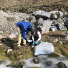 Fotografía cedida por la Universidad Internacional SEK y fechada el 27 enero de 2018 del equipo investigador formado por Hernán Moina y Susana Chamorro en el glaciar del Antisana.