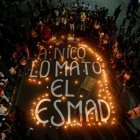 Vista general de un mensaje con velas durante una velatón en homenaje al joven Nicolás Guerrero, asesinado durante los enfrentamientos con miembros del Escuadrón Móvil Antidisturbios (ESMAD).