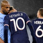 Fernandinho consuela a Neymar después del partido jugado en Manchester