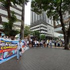 Plantón. Simpatizantes de la alcaldesa fueron a esperarla a Fiscalía.