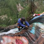 Todos los días, un joven desciende a colocar las lonas y retirarlas a la mañana siguiente.