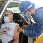 Inoculación. Adultos mayores se acercaron ayer, solos o con familiares, a vacunarse a la calle lateral del Parque Samanes, en el norte de Guayaquil.
