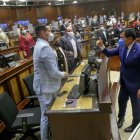 Despedida. Una vez terminado su informe, César Litardo cumple el ritual clásico de las rendiciones de cuentas: recibir los aplausos de los afines.