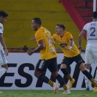 El delantero de Barcelona Carlos Garcés (zapatos amarillos) corre para festejar luego de marcar el único gol en la victoria de los canarios sobre Boca Juniors, conseguida anoche en el estadio Monumental.
