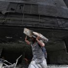 Vista de un hotel que fue incendiado el lunes en medio de los enfrentamientos entre manifestantes y el Escuadrón Móvil Antidisturbios (ESMAD) de la Policía colombiana, durante el Paro Nacional contra las políticas económicas del Gobierno de Iván Duque, en Cali (Colombia).