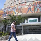 Institución. Un peatón cruza cerca de la Caja del Seguro, la matriz que el IESS tiene en Guayaquil.