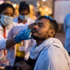 La crisis sanitaria en India toca fondo y afecta directamente a otros países.