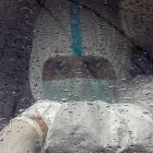 Referencial. Un miembro de la armada observa a través de una ventana mientras traslada en furgoneta los cuerpos de las víctimas de la COVID-19.