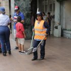 Una mujer barre calles del centro de la urbe. Algunos trabajadores de Siglo XXI son contratados.