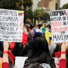 Una mujer sostiene dos carteles durante una protesta en rechazo a la violencia ocurrida en las protestas hoy, en el Parque Nacional de Bogotá (Colombia).