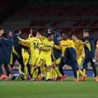 Pervis Estupiñán festeja con sus compañeros la clasificación a la final de la Europa League.